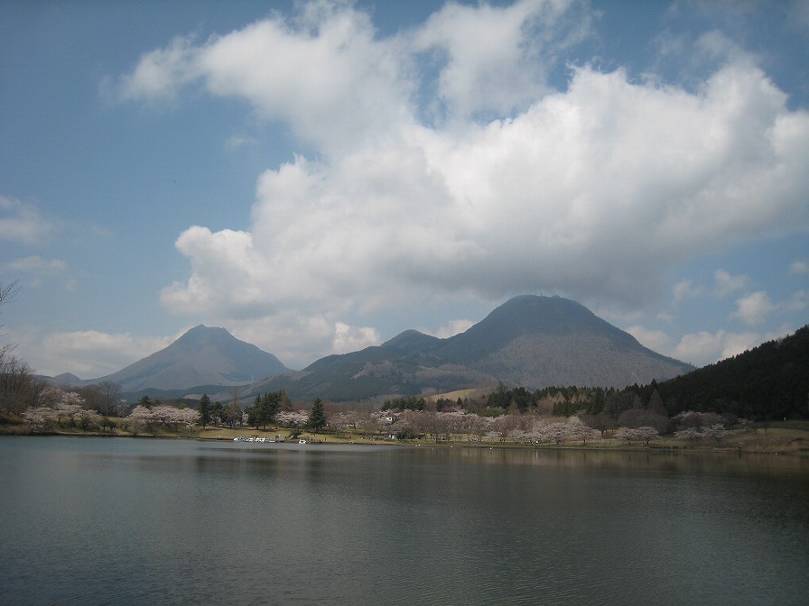 志高湖と由布岳、鶴見岳